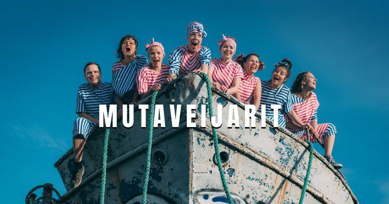 Kuvassa Mutaveijarit -lastenmusiikkiyhtye laivan kannella raidallisissa asuissa