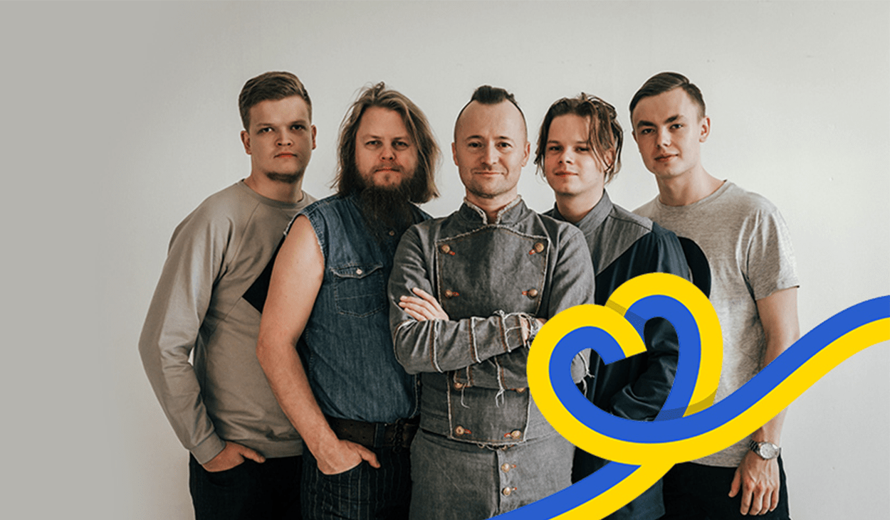 Kuvassa virolaisen etnomusiikin yhtye Svjata Vatran jäsenet, jotka esiiintyvät Ukrainalaisten auttamiseksi järjestetyssä tukikonsertissa Kapsäkissä huhtikuussa 2022.