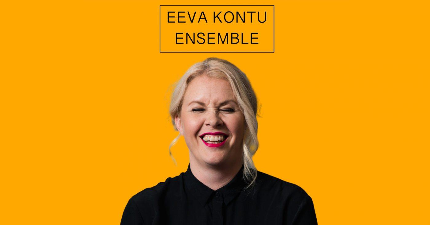 Kuvassa Eeva Kontu hymyilee silmät kiinni oranssia taustaa vasten yläpuolellaan teksti Eeva Kontu Ensemble.