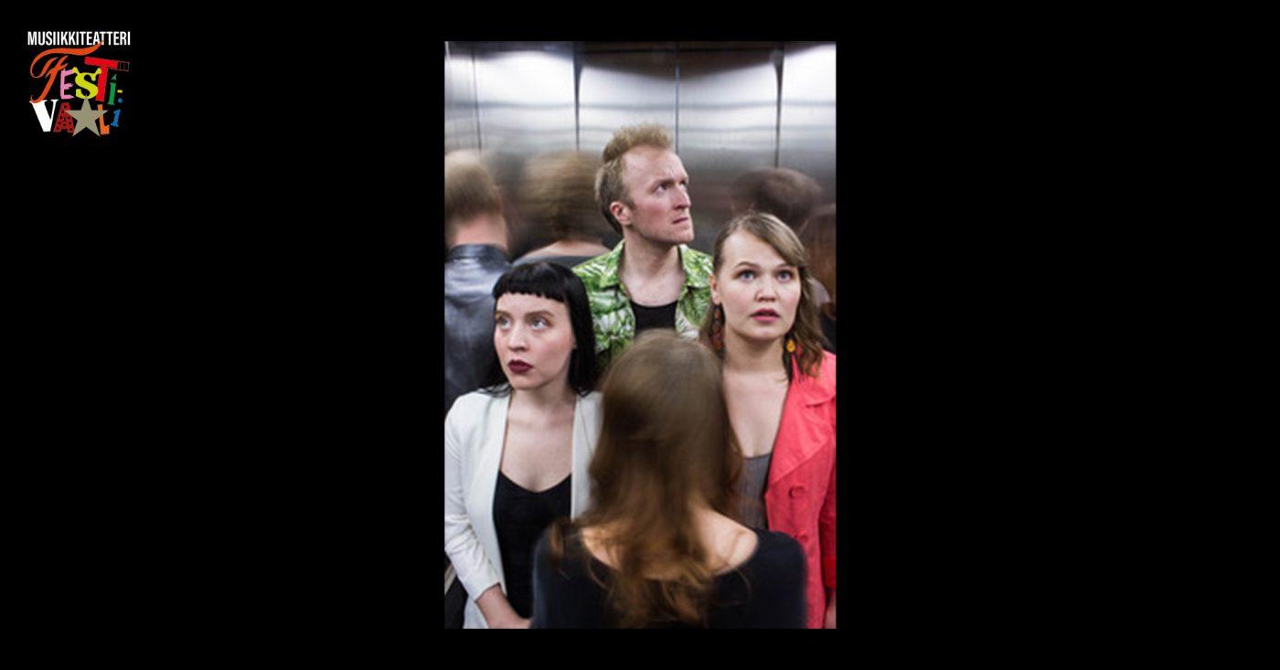 Kuvassa keskellä hissi, jossa Kerrosten välissä -esityksen esiintyjät. Sivuilla mustaa ja Musiikkiteatterifestivaalin värikäs logo.
