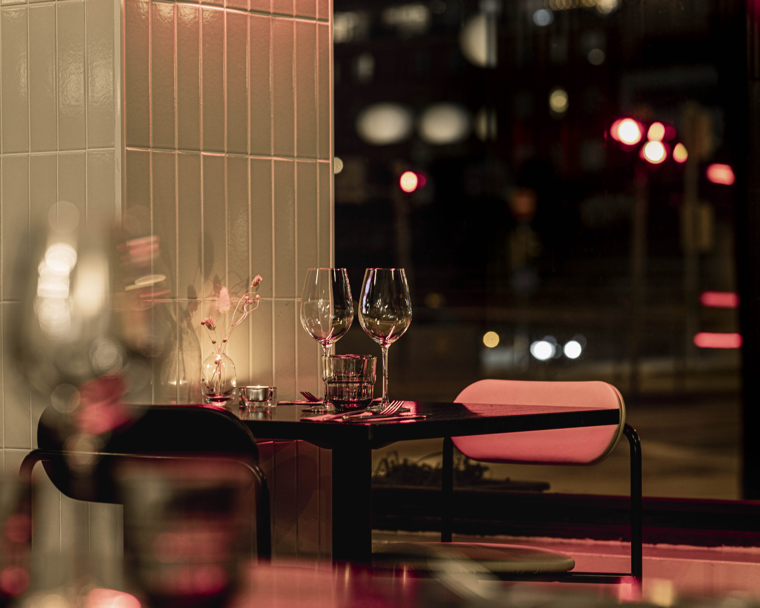 Kuvassa Ravintola Bistro K:n pöytä katettuna lasein.
