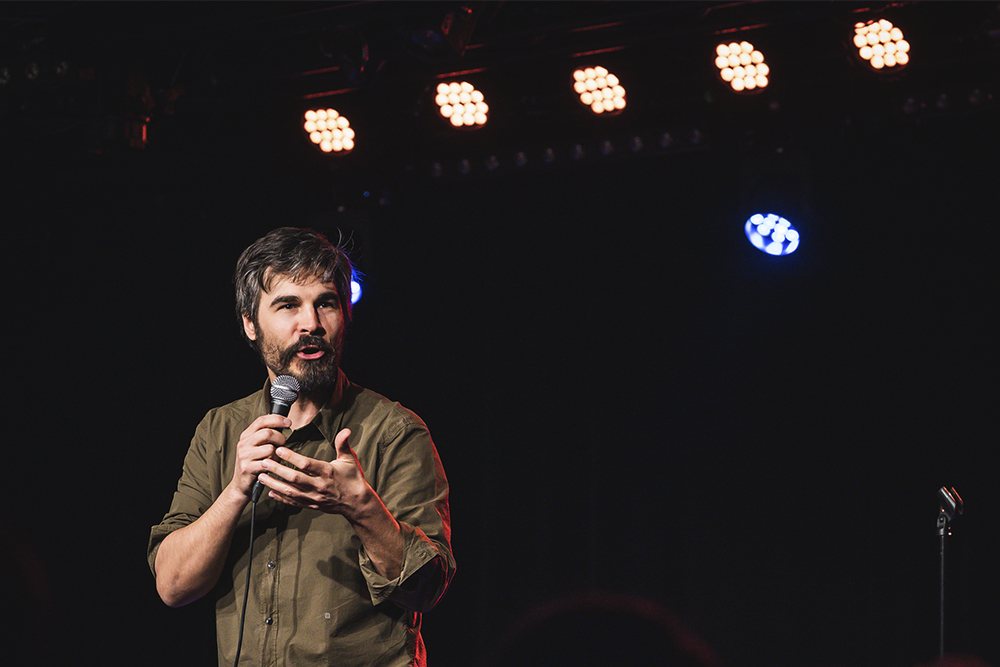 Kuvassa koomikko Jukka Lindström.