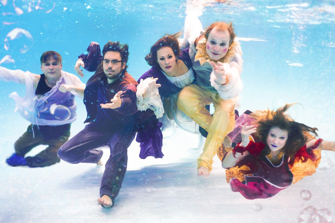 Kuvassa Myrskyn esiintyjät veden alla. Antti Korhonen, Jussi Nikkilä, Anu Hostikka, Paavo Kerosuo ja Veera Railio.