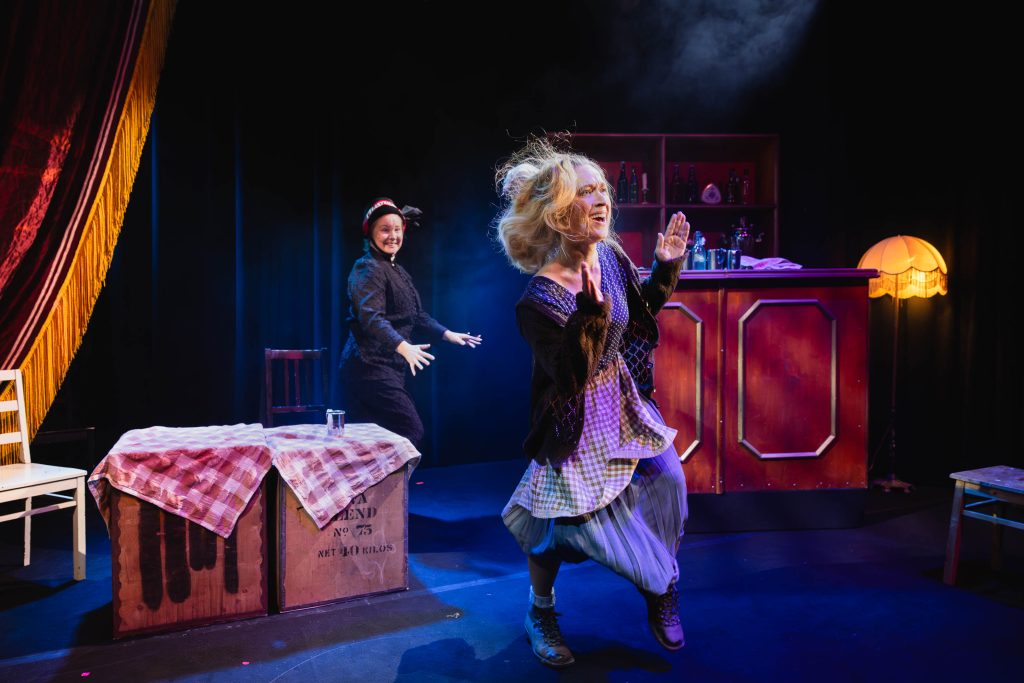 Kuvassa Hanna Vahtikari ja Elsa Saisio–kuvaaja Tero Vihavainen