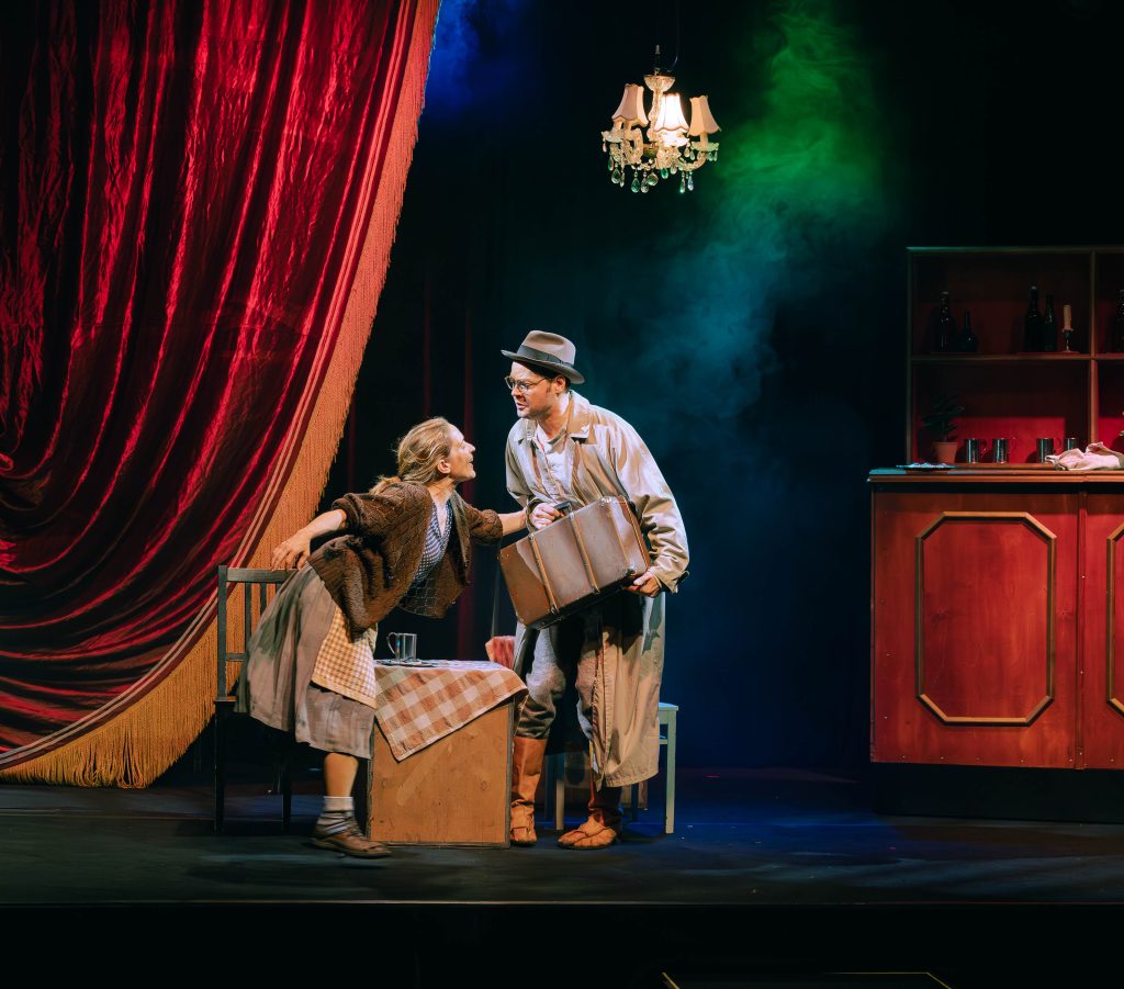 Kuvassa Elsa Saisio ja Henrik Hammarberg–kuvaaja Tero Vihavainen