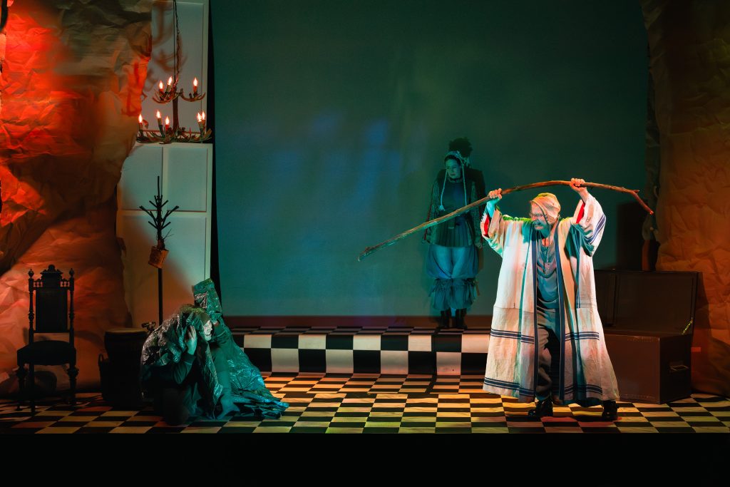 Kuvassa Jussi Nikkilä (Caliban), Anu Hostikka (Miranda) ja Paavo Kerosuo (Prospero) – kuvaaja Tero VihavainenVihavainen