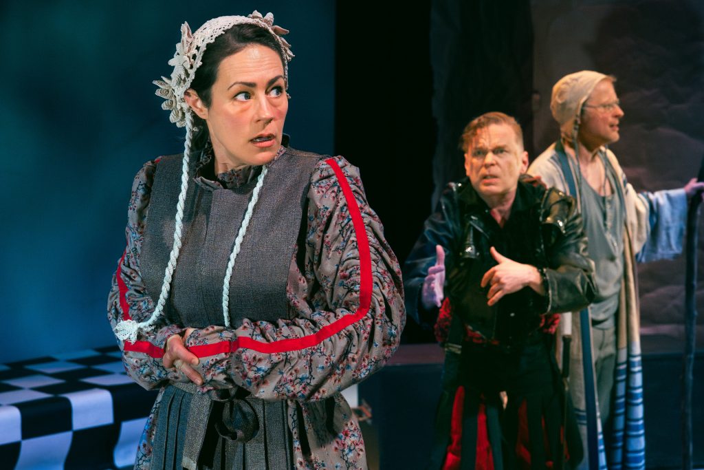 Kuvassa Anu Hostikka (Miranda), Antti Korhonen (Ferdinand) ja Paavo Kerosuo (Prospero) – kuvaaja Tero Vihavainen