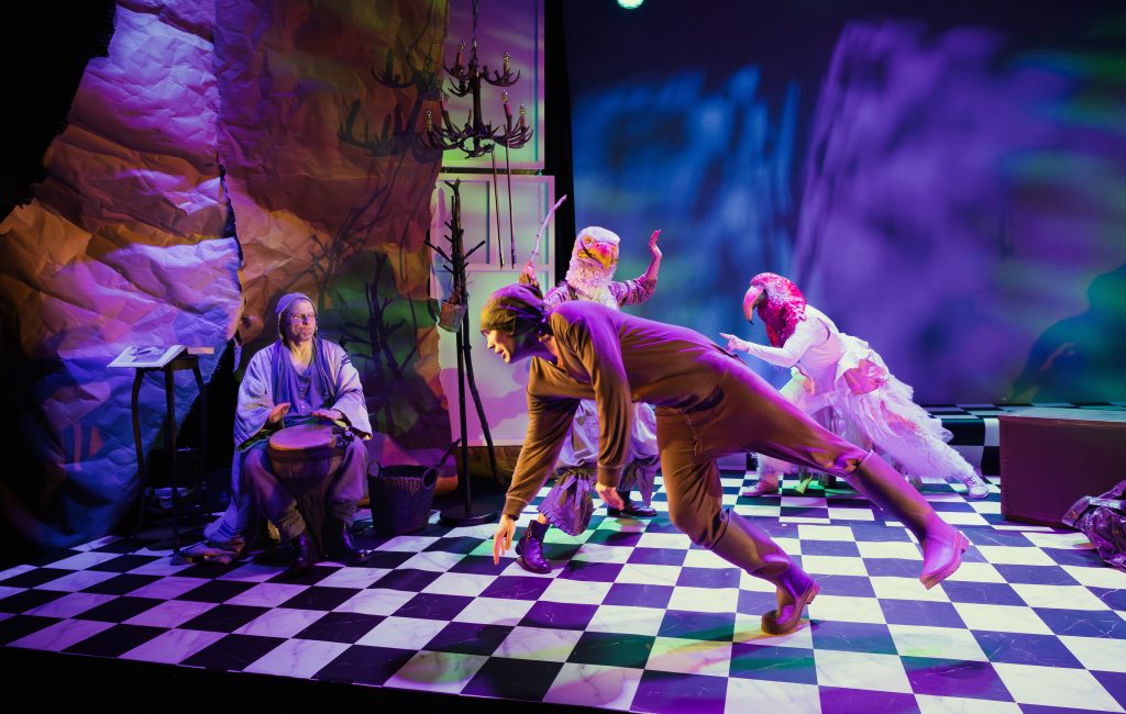 Kuvassa vasemmalta Paavo Kerosuo (Prospero), Jussi Nikkilä (Caliban), Anu Hostikka ja Veera Railio (henget) – kuvaaja Tero Vihavainen