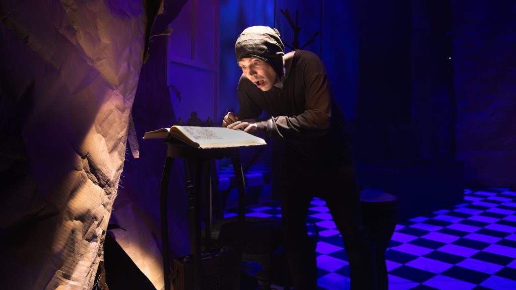 Kuvassa Jussi Nikkilä Caliban-hahmossa – kuvaaja Tero Vihavainen