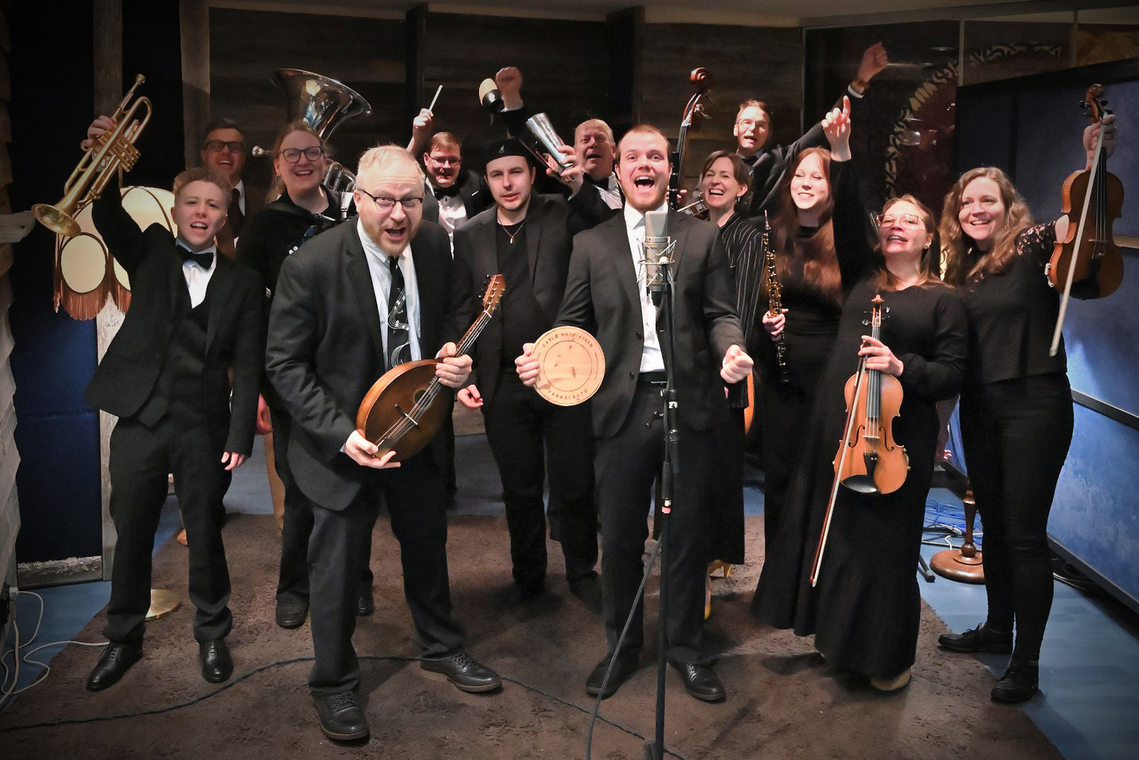 Kuvassa Varaslähtö -yhtyen ja keskellä Karlo Haapiainen.